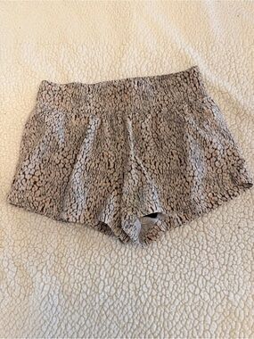 Varley Tan Kallin Lined Running Shorts in Mottled Feather Print 1.5” Inseam - XS